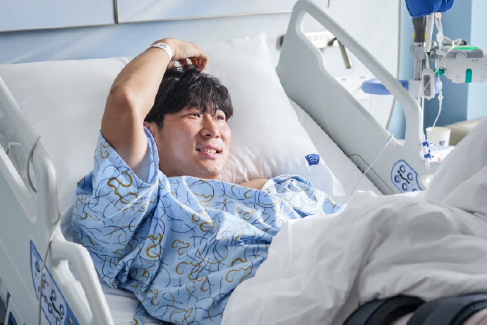 记者：为让张昱杰得到更全面康复，深圳新鹏城将其送到英国治疗