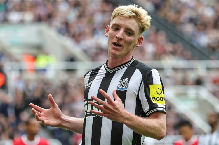 戈登：巴萨让我们很难像往常一样施压，佩德里和德容非常出色