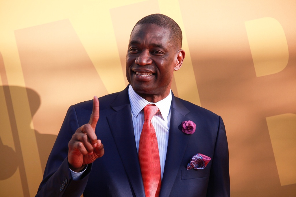 经典动作摇手指️59年前的今天：NBA名宿穆托姆博出生