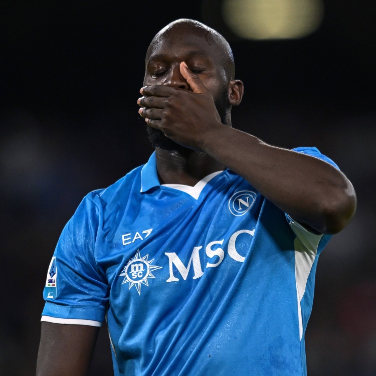 都体：卢卡库在那不勒斯最后一场友谊赛中受伤，离场时一瘸一拐