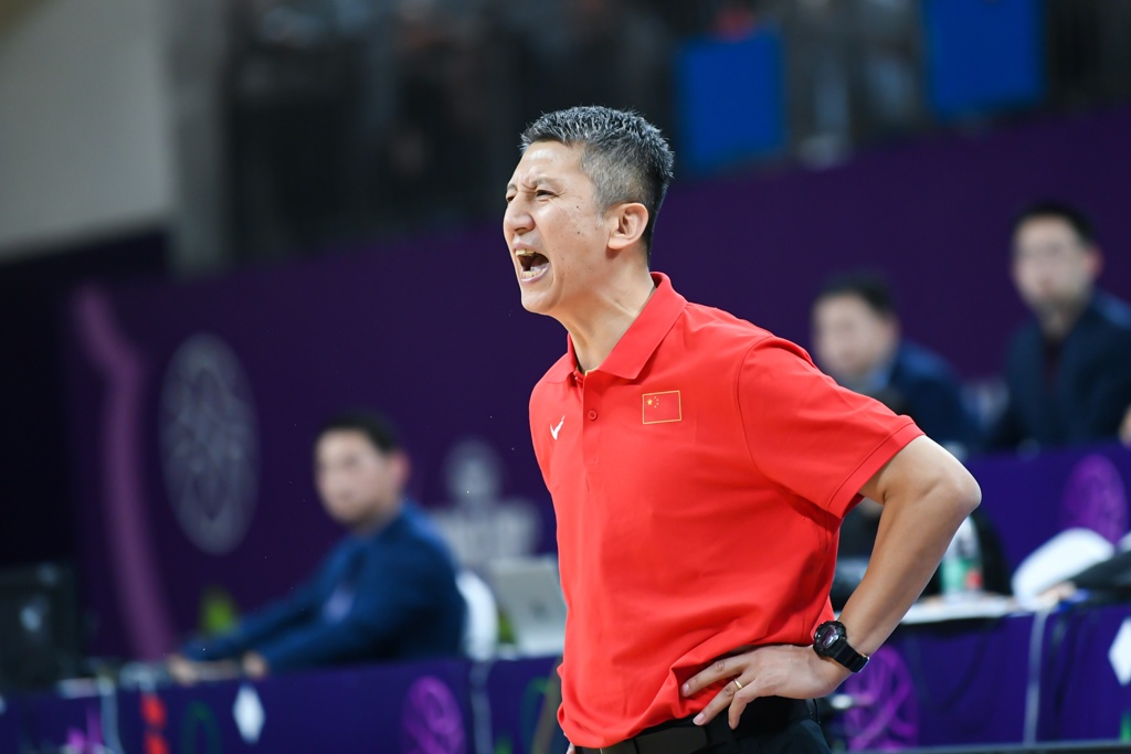 媒体人：中国男篮的防守有着明显提升 但进攻还是有些捉急