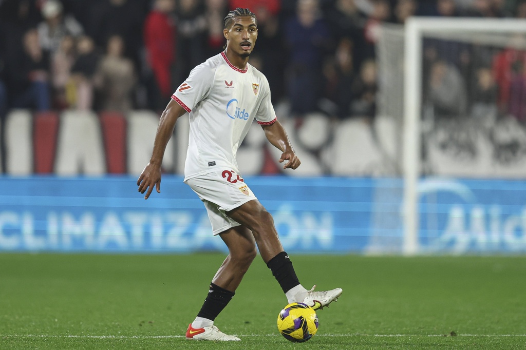 阿斯：英超球队有意塞维后卫巴代，但球员很抵触回英格兰踢球