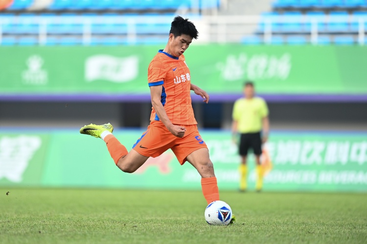 东体：泰山队首个丢球后路易斯显得很沮丧，彭啸主动上前安慰